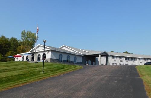 Chetek Hotel | Relax at Northwoods Best Inn - Family-Friendly Retreat