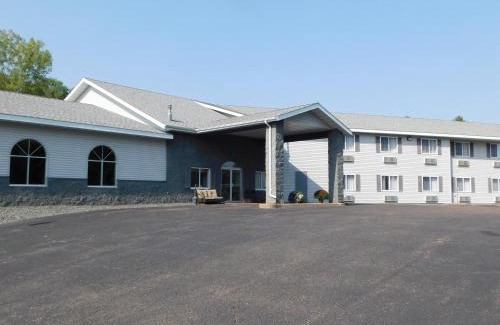 Chetek Hotel | Relax at Northwoods Best Inn - Family-Friendly Retreat