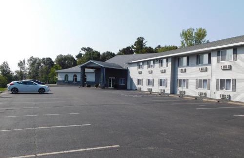 Chetek Hotel | Relax at Northwoods Best Inn - Family-Friendly Retreat