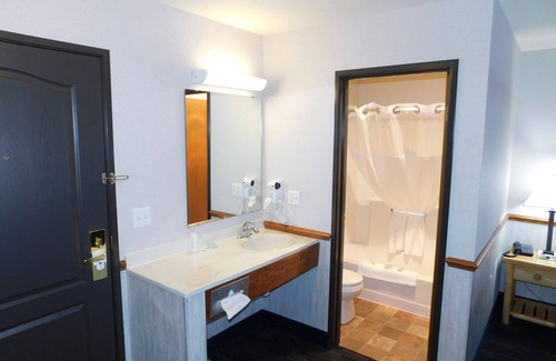 Chetek Hotel | Discover Northwoods Best Inn - Chetek: Pool and Spa Escape