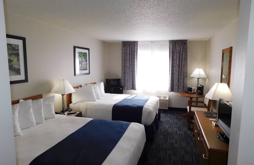 Chetek Hotel | Discover Northwoods Best Inn - Chetek: Pool and Spa Escape