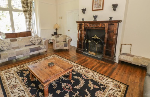 Hawbridge Cottage | NORTON GRANGE, pet friendly, with pool in Norton Near Worcester