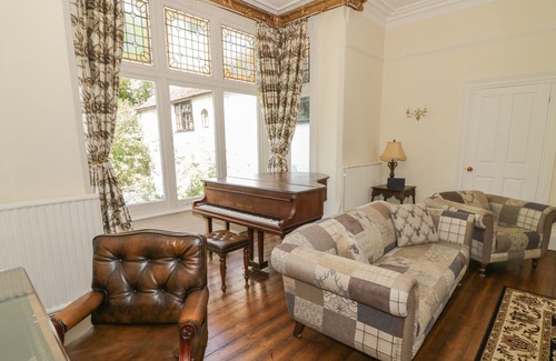 Hawbridge Cottage | NORTON GRANGE, pet friendly, with pool in Norton Near Worcester