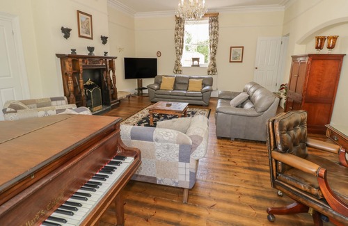 Hawbridge Cottage | NORTON GRANGE, pet friendly, with pool in Norton Near Worcester