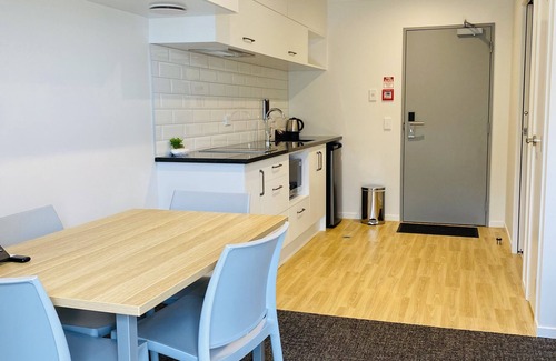 Frankton Hotel | Family-Friendly Norton Motel with Kitchen & Breakfast Included