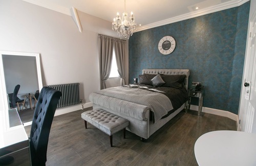 Norwich Apartment | Experience Norwich Cathedral Apartment with Lake Views & Spa