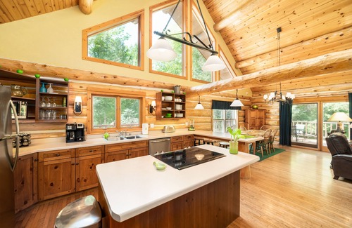 Sturgeon Bay Cabin | Cozy Log Home Retreat with Hot Tub at The Green Apple Lodge