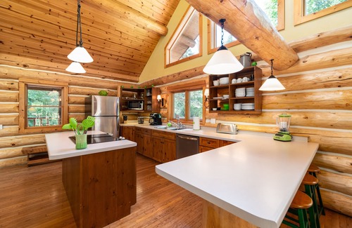 Sturgeon Bay Cabin | Cozy Log Home Retreat with Hot Tub at The Green Apple Lodge