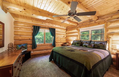 Sturgeon Bay Cabin | Cozy Log Home Retreat with Hot Tub at The Green Apple Lodge
