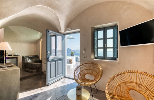 Oia Hotel | Elegant Nostos Apartments: 4-Star with Pool & Dining