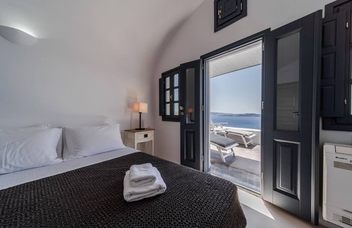 Oia Hotel | Elegant Nostos Apartments: 4-Star with Pool & Dining