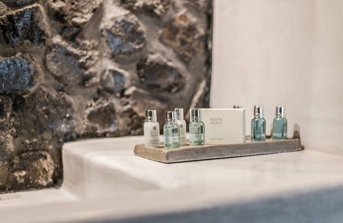 Oia Hotel | Elegant Nostos Apartments: 4-Star with Pool & Dining