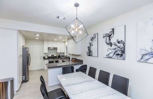East Pasadena House | Inviting Pasadena Retreat – Family-Friendly with Breakfast