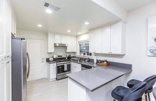 East Pasadena House | Inviting Pasadena Retreat – Family-Friendly with Breakfast
