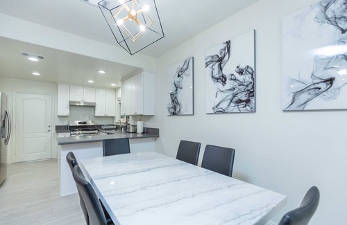 East Pasadena House | Inviting Pasadena Retreat – Family-Friendly with Breakfast