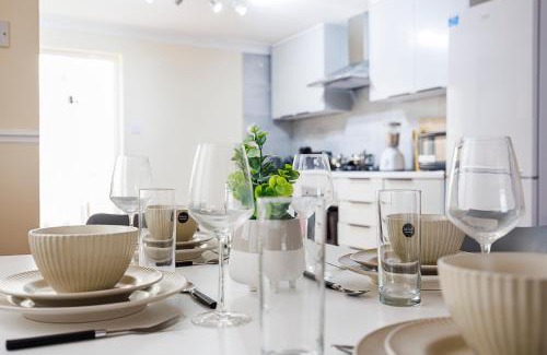 Selhurst Apartment | Cozy 2 Bedroom House by AV Stays in Croydon with Wi-Fi