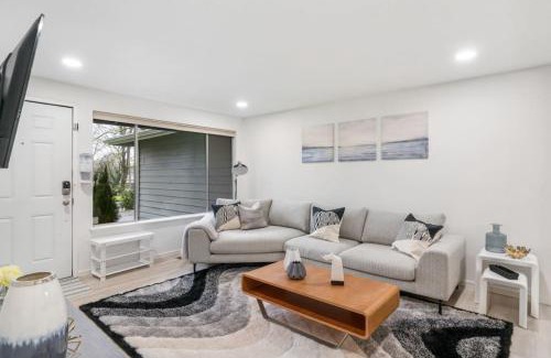 Juanita House | Ideal Family Retreat with Remote Work Options and Pool