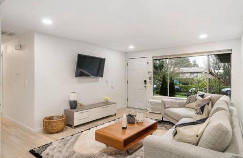 Juanita House | Ideal Family Retreat with Remote Work Options and Pool