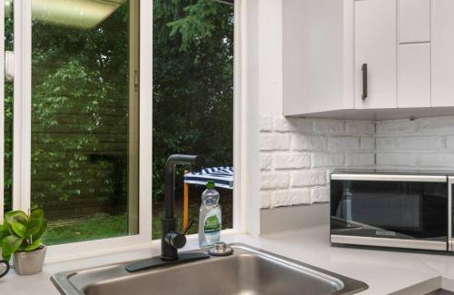 Juanita House | Ideal Family Retreat with Remote Work Options and Pool