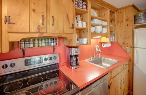 Franconia Ski Chalet | Cozy Notch Chalet at Mittersill with Family-Friendly Amenities