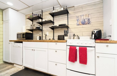 Manhattan Apartment | Note"able Nook Suites: Guest Rated 9.8 with Spa & Kitchen