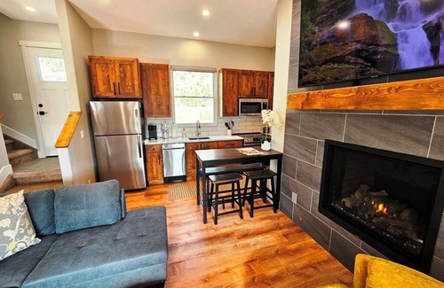 South Fork House | Nothing Compares - Brand New Construction & Luxury, AC, Fiber WIFI. Retreat.