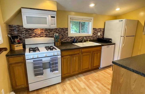 Georgetown House | Pet-Friendly Retreat – Accommodates 8 Near I-95