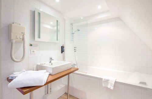 Haguenau Hotel | Discover Notre Dame: Family-Friendly Stay with Great Amenities