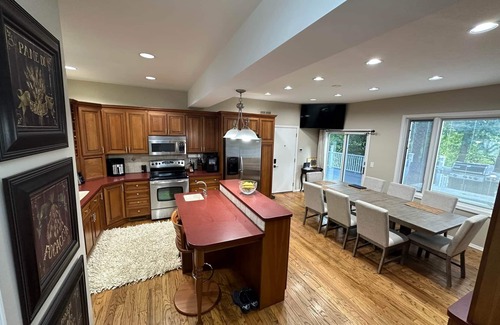 South Bend House | Notre Dame Rivers Landing Waterfront Views from Every Room 8 mins to Notre Dame