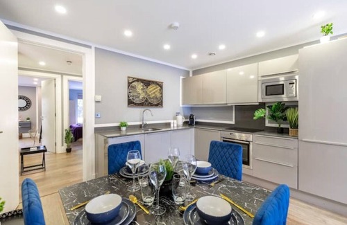 Kensal Green Apartment | Serene Notting Hill Canal View with Balcony Oasis
