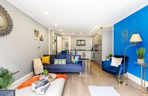 Kensal Green Apartment | Serene Notting Hill Canal View with Balcony Oasis