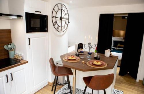 Tourlaville Apartment | Romantic Retreat at Nouveau - L'instant Passion Love Room