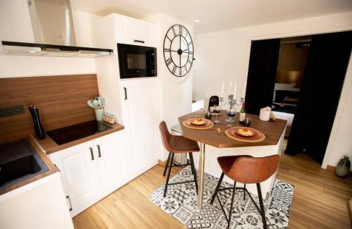 Tourlaville Apartment | Romantic Retreat at Nouveau - L'instant Passion Love Room