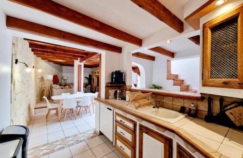Gares Villa | Cozy 4-Star Retreat with Wifi, Netflix & Central Location