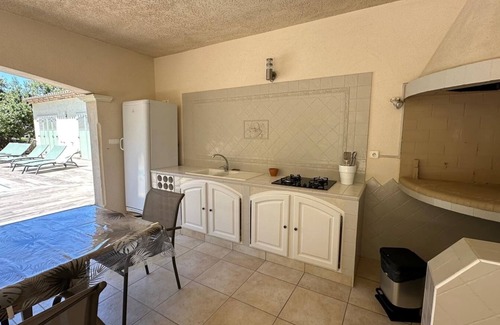 Puget-sur-Argens Villa | Elegant Villa with Pool - Guest Rated 10/10 in Comfort