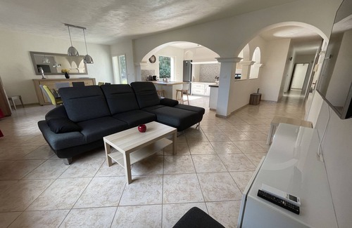 Puget-sur-Argens Villa | Elegant Villa with Pool - Guest Rated 10/10 in Comfort