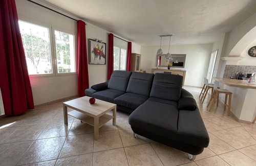 Puget-sur-Argens Villa | Elegant Villa with Pool - Guest Rated 10/10 in Comfort