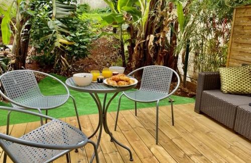 Saint-Denis Apartment | Relax at L'Oasis T3: Oceanfront Retreat with Hot Tub