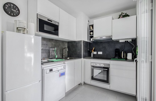 Le Lavandou Apartment | Seaside Retreat - Apartment Steps from the Beach
