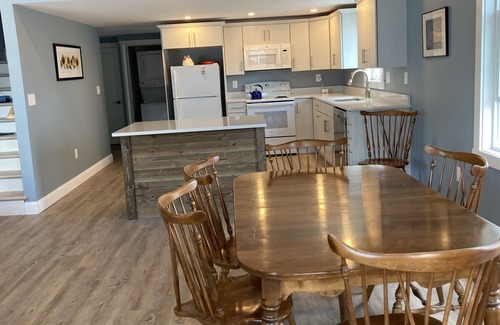 Seabrook House | Nov 1, 2022 - May 1, 2023 2 BD/ 2 BTH Cottage - sleeps - 2 min walk to Seabr