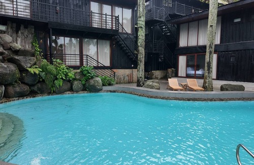 Canlubang Bed & Breakfast | Novella Tagaytay Deluxe King 103 Pool View