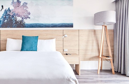 Cairns Central Business District Hotel | Relax at Novotel Cairns Oasis Resort with Pool & Spa