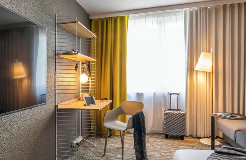 Courcouronnes Hotel | Relax at Novotel Evry Courcouronnes with Pool and Spa