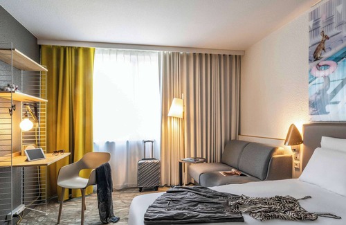 Courcouronnes Hotel | Relax at Novotel Evry Courcouronnes with Pool and Spa