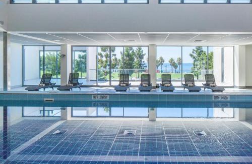 Geelong Hotel | Oceanfront Novotel Geelong: 4-Star Poolside Getaway