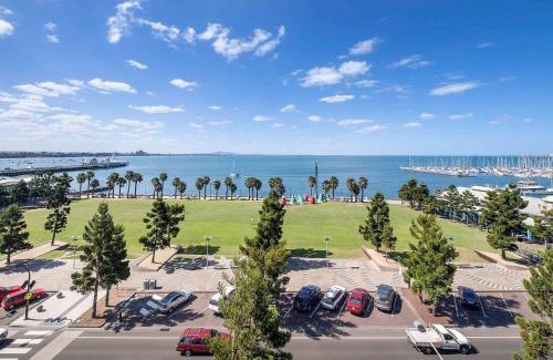 Geelong Hotel | Oceanfront Novotel Geelong: 4-Star Poolside Getaway
