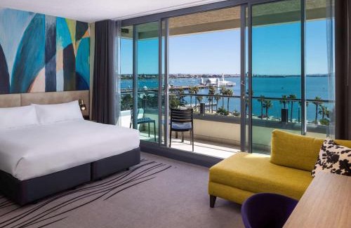 Geelong Hotel | Oceanfront Novotel Geelong: 4-Star Poolside Getaway