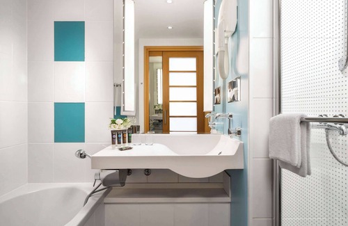 Zeytinburnu Hotel | Explore Novotel Istanbul Zeytinburnu with Pool & Spa Access
