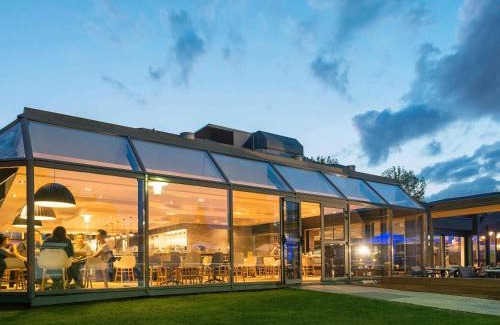 Lesquin Hotel | Comfortable Stay at Novotel Lille Aéroport with Pool & Ocean View