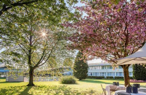 Lesquin Hotel | Comfortable Stay at Novotel Lille Aéroport with Pool & Ocean View